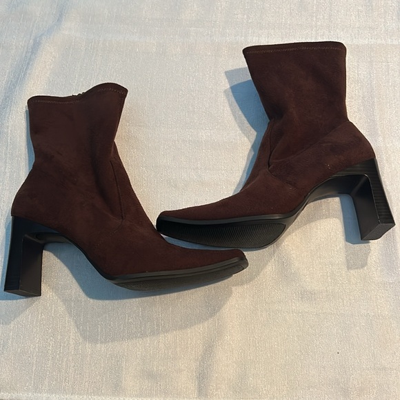 Predictions Women’s Brown Ankle Heeled Boots w/ square heel Size 8.5 Preowned - Picture 4 of 16